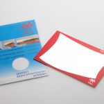 der Kleine Fratzenspiegel liegt auf seiner Verpackung