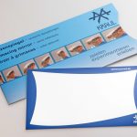 Der große Fratzenspiegel liegt auf seiner Verpackung