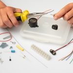 Ein Kind baut den Experimentierkasten Bewegungsalarm zusammen