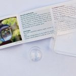 Die Gläserne Kugel mit der Anleitung des Experimentierkastens