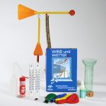 Die Teile des Experimentierkastens Wind und Wetter samt Wetterfahne Wendehals