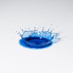 Ein Tropfen zerplatzt, aus dem Experimentierkasten Nur ein Tropfen