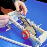 ein Zahnradgetriebe aus dem Experimentierkasten Zahnräder wird in Gang gesetzt