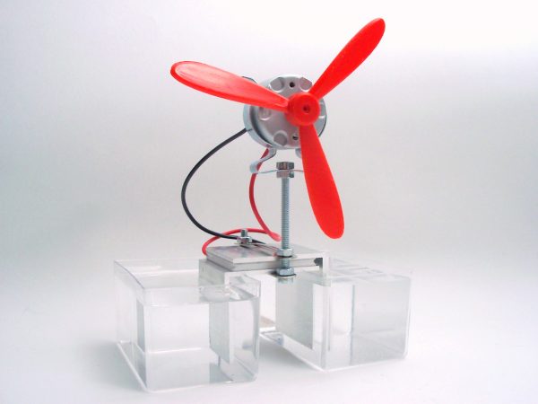 Der Thermo-Generator wird durch die unterschiedlichen Wassertemperaturen angetrieben.