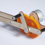 Die LED der Kurbel-Lampe wird durch Kurbeln erleuchtet