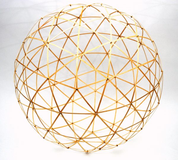 Die zusammengebaute Kugel hat 64 cm Durchmesser
