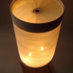 der Lichtrotor dreht sich schnell über der Kerzenflamme