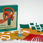 die Teile der Kleinen Papierkugelbahn liegen vorbereitet da