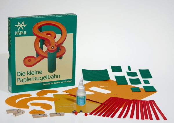 die Teile der Kleinen Papierkugelbahn liegen vorbereitet da
