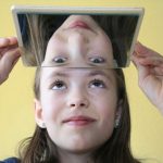 Ein Mädchen macht einen Versuch mit dem Experimenten aus Spiegelspiele