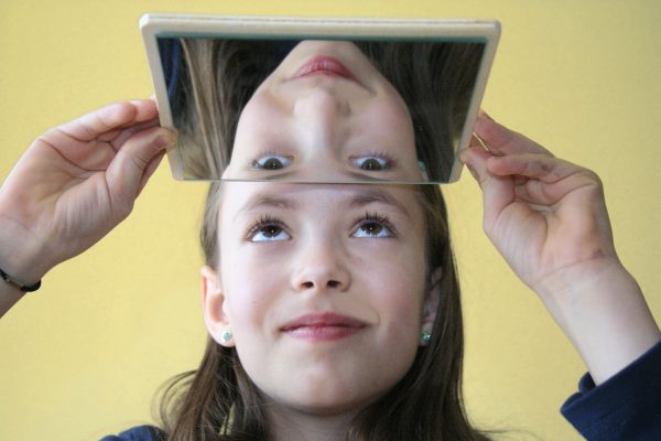 Ein Mädchen macht einen Versuch mit dem Experimenten aus Spiegelspiele