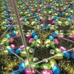 Unendlich viele Ostereier spiegeln sich im Kaleidoskop