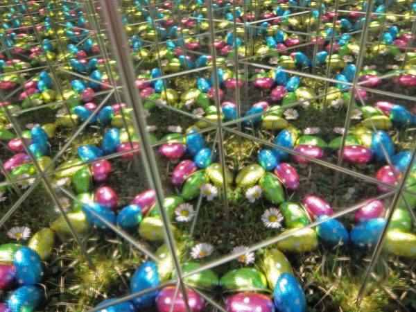 Unendlich viele Ostereier spiegeln sich im Kaleidoskop
