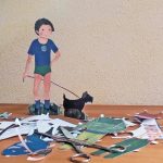 MAlte steht mit seinem HUnd ausgeschnitten vor seinen Kleidungsstücken