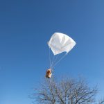 Der Seidenfallschirm aus dem Experimentierkasten Fallschirme schwebt nach unten