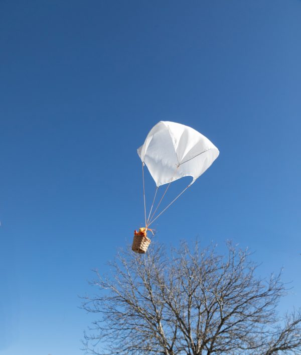 Der Seidenfallschirm aus dem Experimentierkasten Fallschirme schwebt nach unten