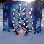 Alle Sterne des Sternen-Adventkalender leuchten im Abend-Sonnenlicht im Freien