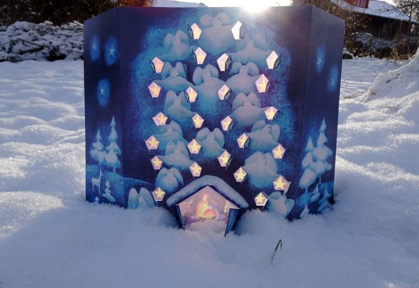 Alle Sterne des Sternen-Adventkalender leuchten im Abend-Sonnenlicht im Freien