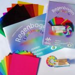 Folien, Farbkarten, Regeboger-Gucker und Prisma erklären die Regenbogen-Farben in Experimenten
