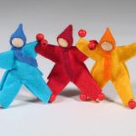 drei Mitfahrpüppchen möchten überall mitmachen